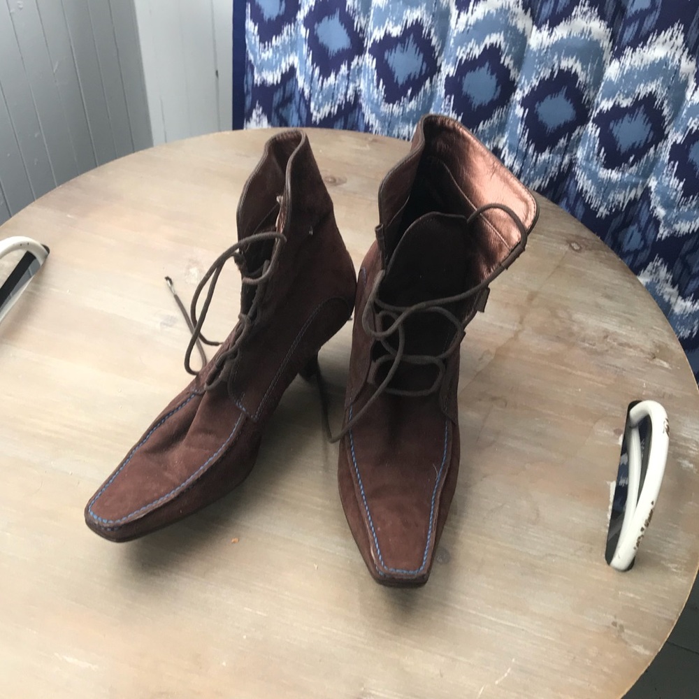 Gently worn Tod’s lace up heeled booties